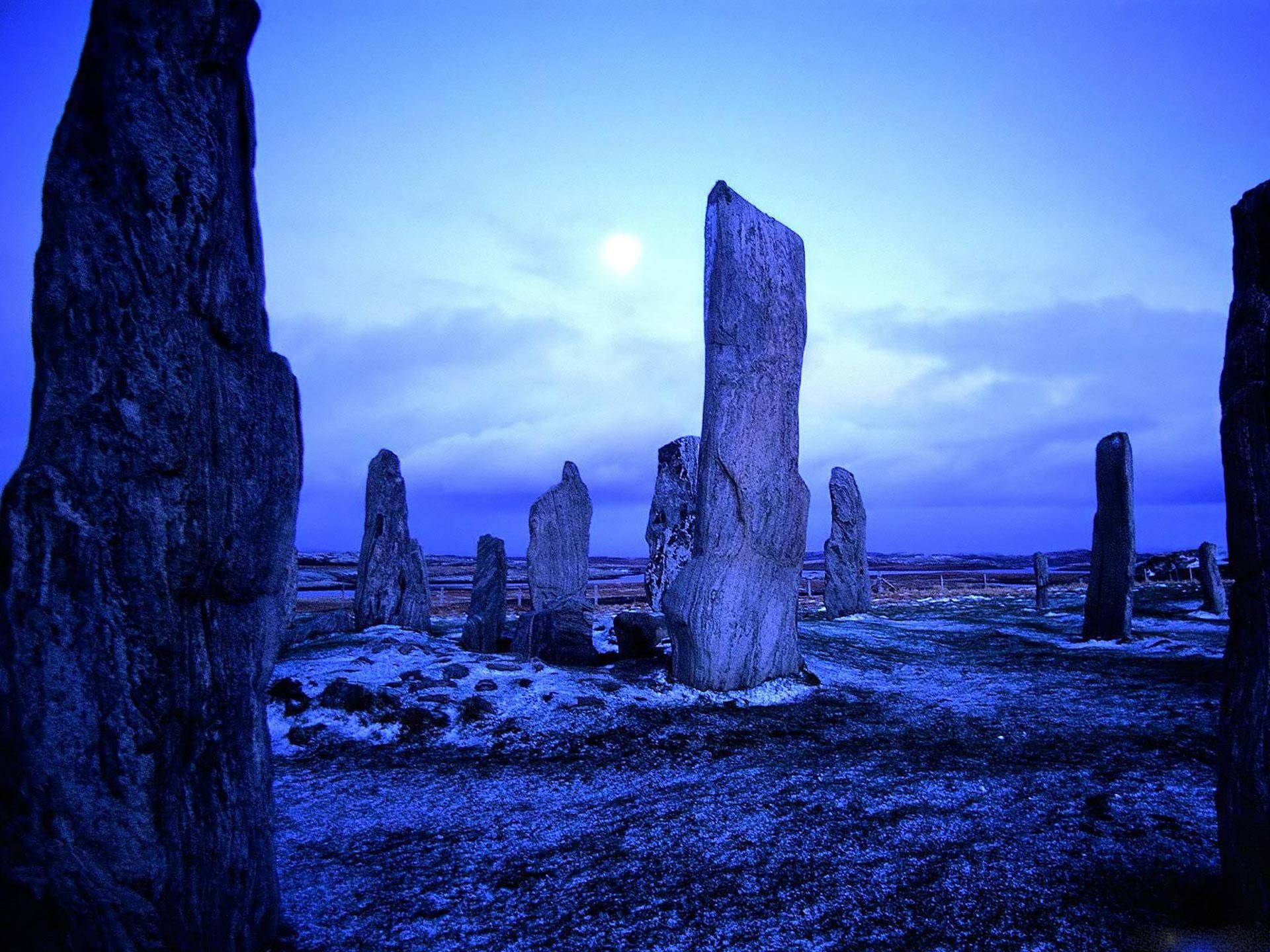 Stone placing. Калланиш Шотландия. Шотландия Стоунхендж. Менгиры Калланиша, Шотландия. Мегалиты менгиры.
